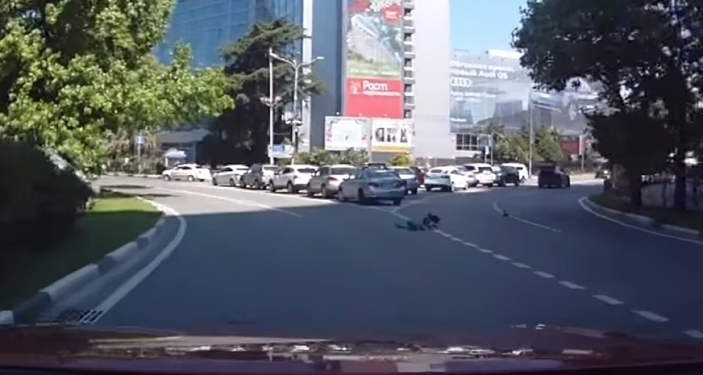 Deca joj ispala iz gepeka, ona nastavila da vozi! (VIDEO)