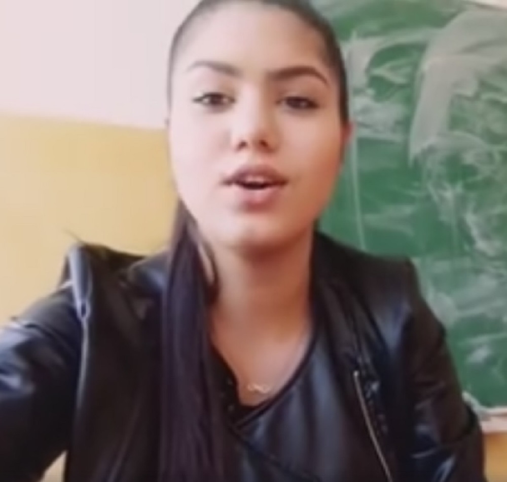 Srednjoškolka u učionici otpevala pesmu o Kosovu (VIDEO)