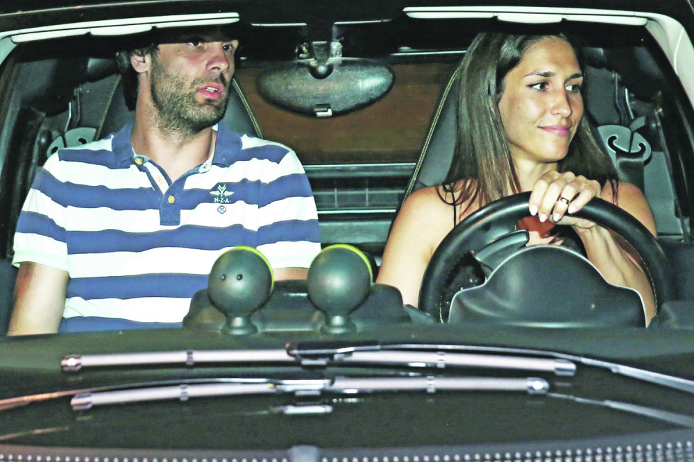 Zavrteće vam se u glavi kad vidite koliko košta Jelisavetina torba!