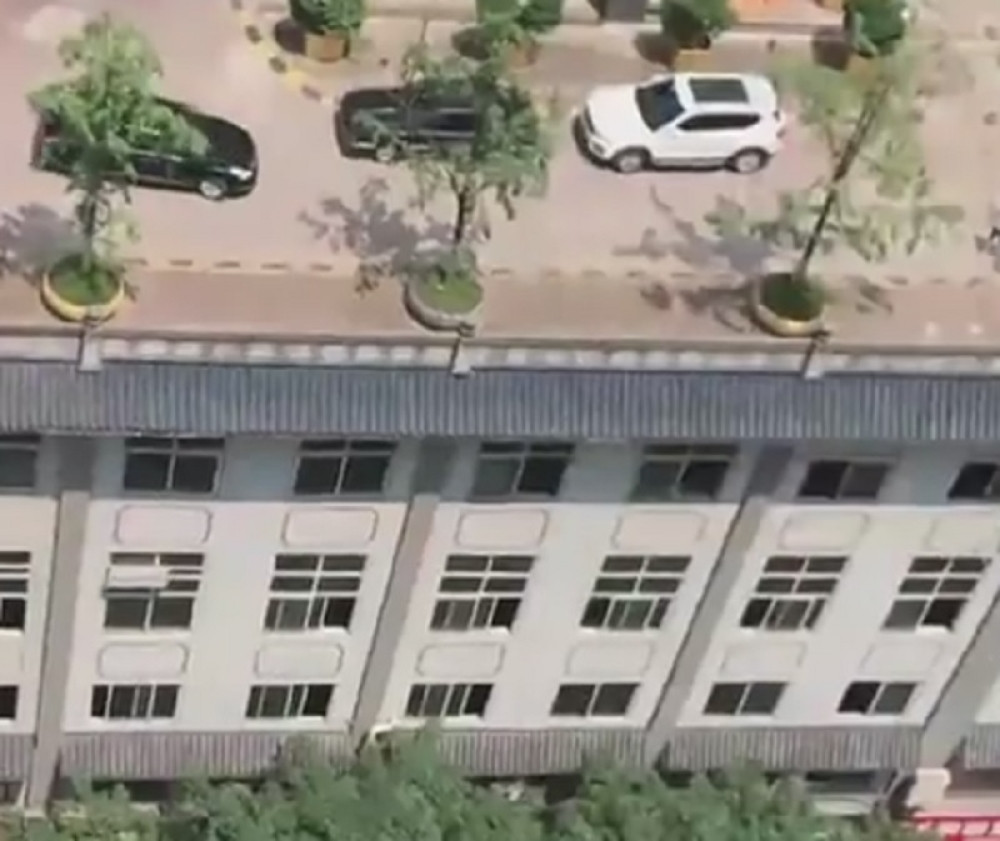 Put na zgradi, voze im nad glavama (VIDEO)