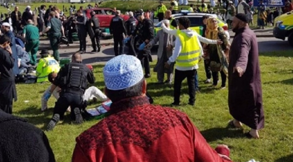 Uletela kolima među vernike