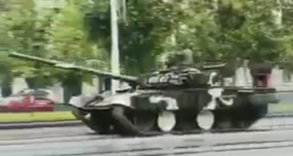 Ovako izgleda kada se tenk u punoj brzini zakuca u banderu (VIDEO)