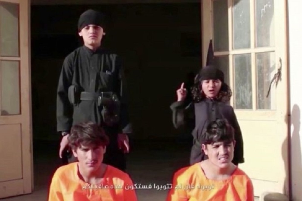 Devojčice iz vrtića paradirale u odeći TERORISTA I SA PUŠKAMA (VIDEO)