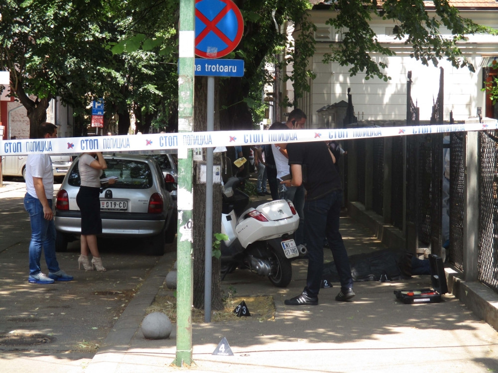 Ubica sa kacigom pucao u glavu i srce!