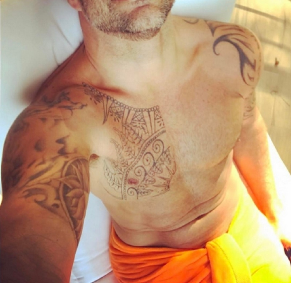 Pevač će na posebnom mestu reći DA svom dugogodišnjem dečku