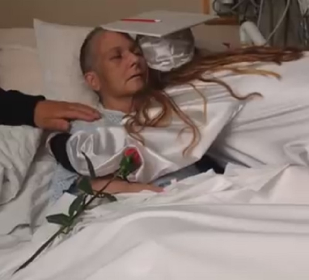 Bolesna majka videla ćerkinu maturu i preminula (VIDEO)