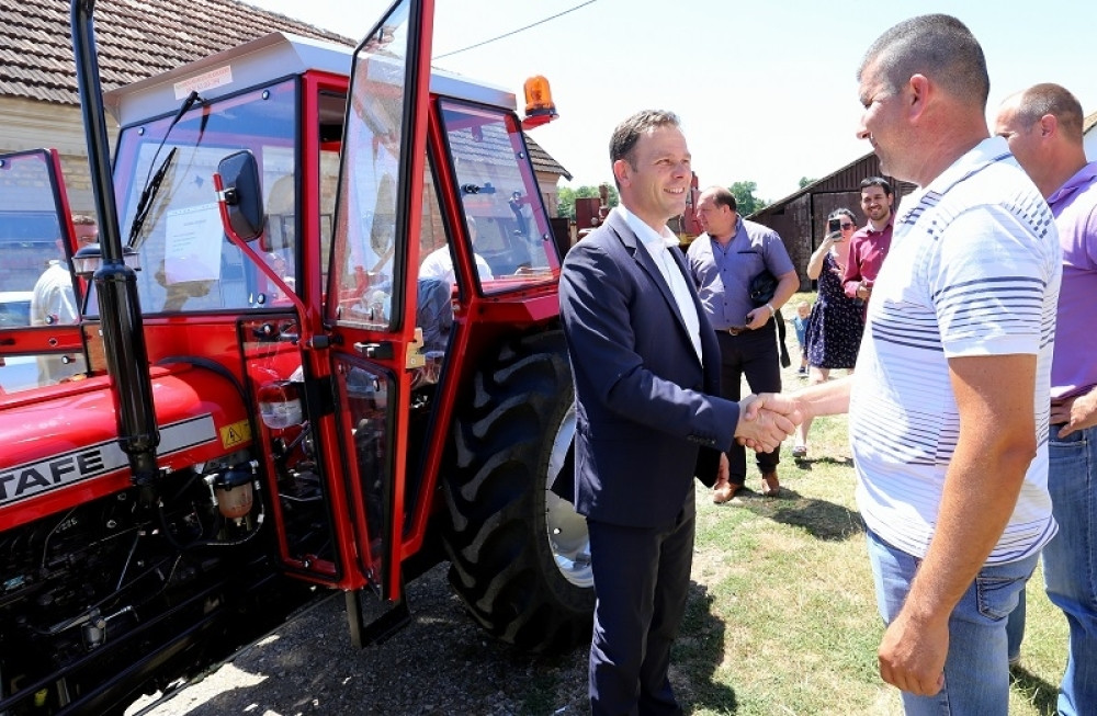Mali uručio ključeve traktora porodici Sremčević