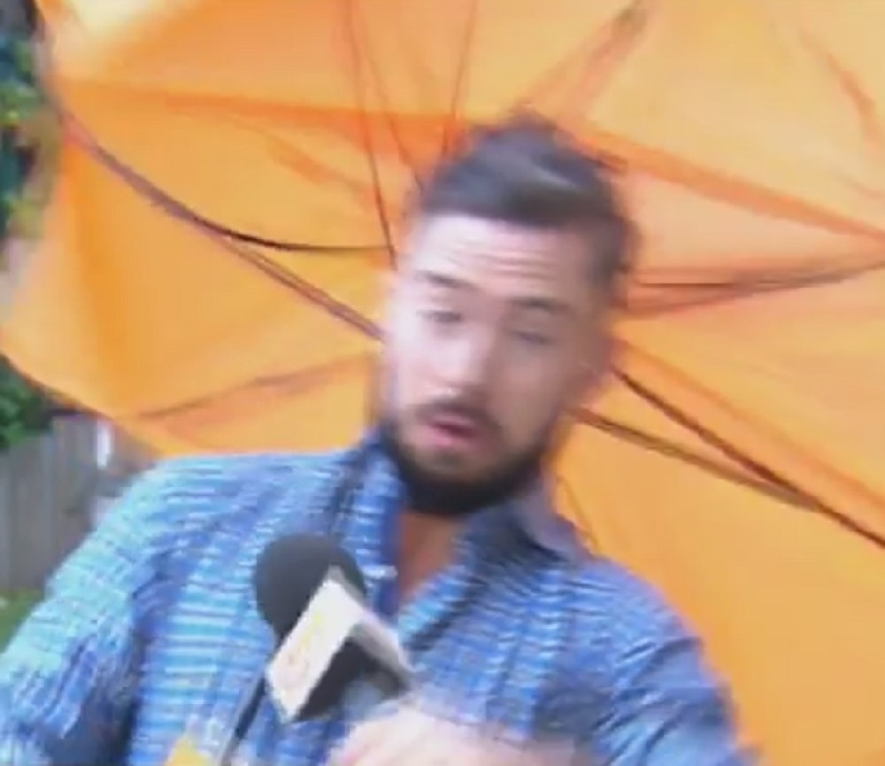 Reportera oduvao vetar u uživo programu (VIDEO)