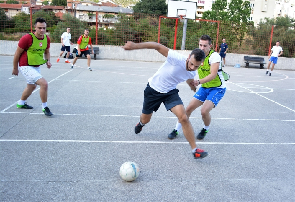 Imami, fratri i popovi pikali mali fudbal