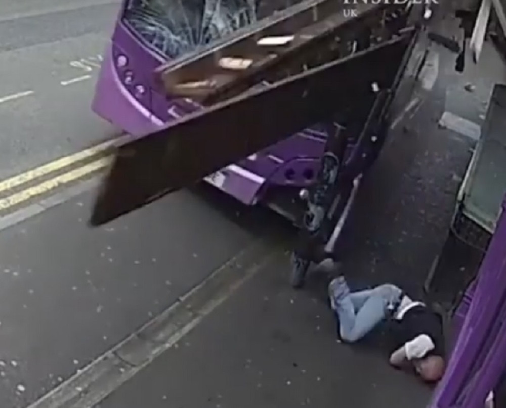 Udario ga autobus, on ustao i odšetao do paba na pivo! (VIDEO)