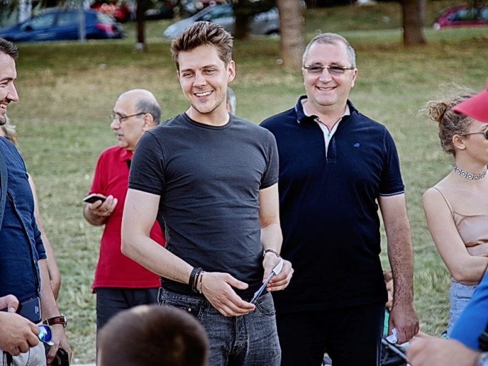 Bikovićeva devojka se razgolitila pred zvaničnicima! (FOTO)