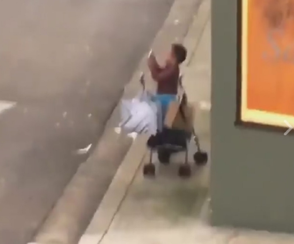 Kad vidite šta ova mama radi sa sinom, proći će vas jeza! (VIDEO)