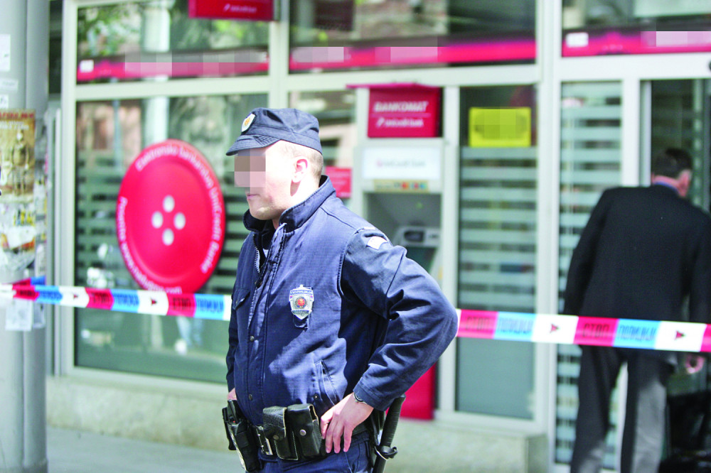 Sef sa 30.000 evra odvukli sajlom!