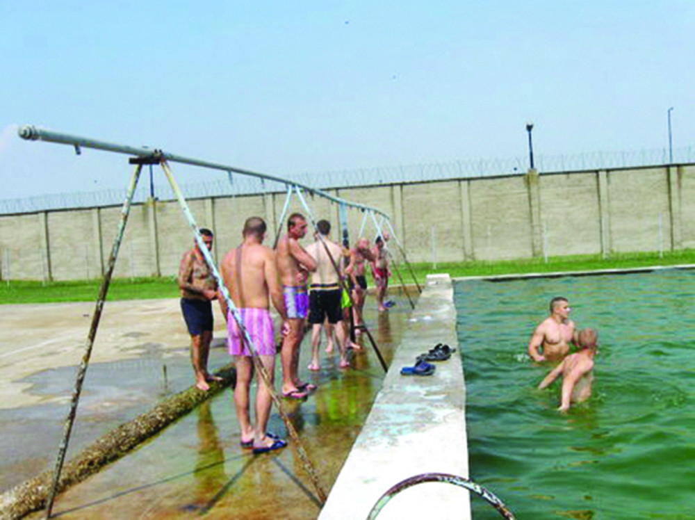 Naglavačke skočio u bazen i ostao nepokretan!