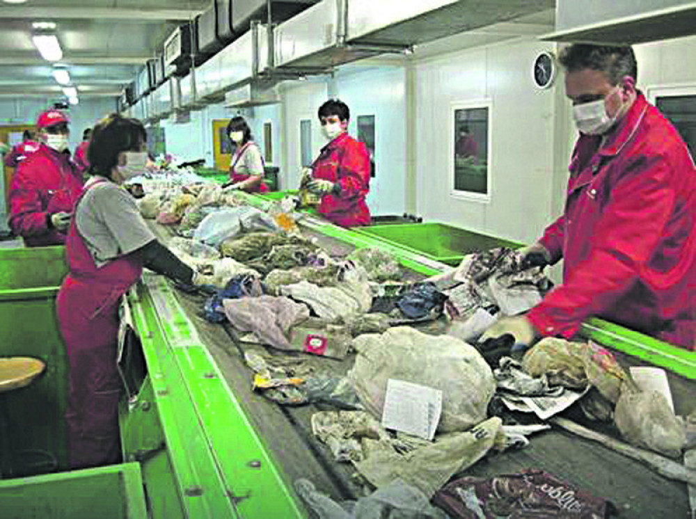 Bebu ugušili i bacili u smeće!