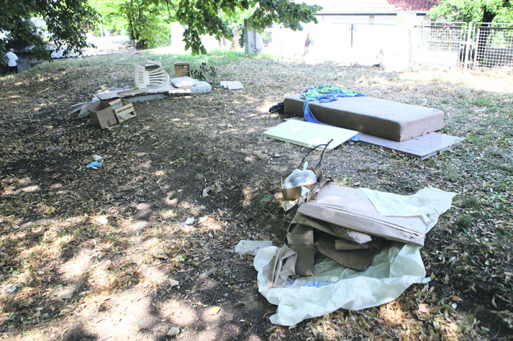 Beskućnik drugu izbio zube i smrskao lobanju