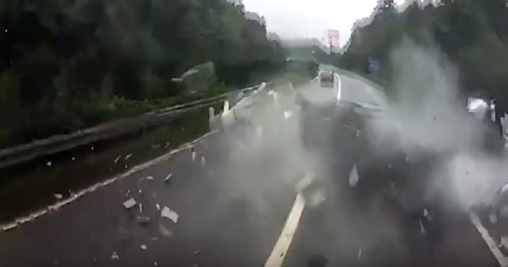 Od siline udarca izleteo kroz šoferku i preživeo (VIDEO)