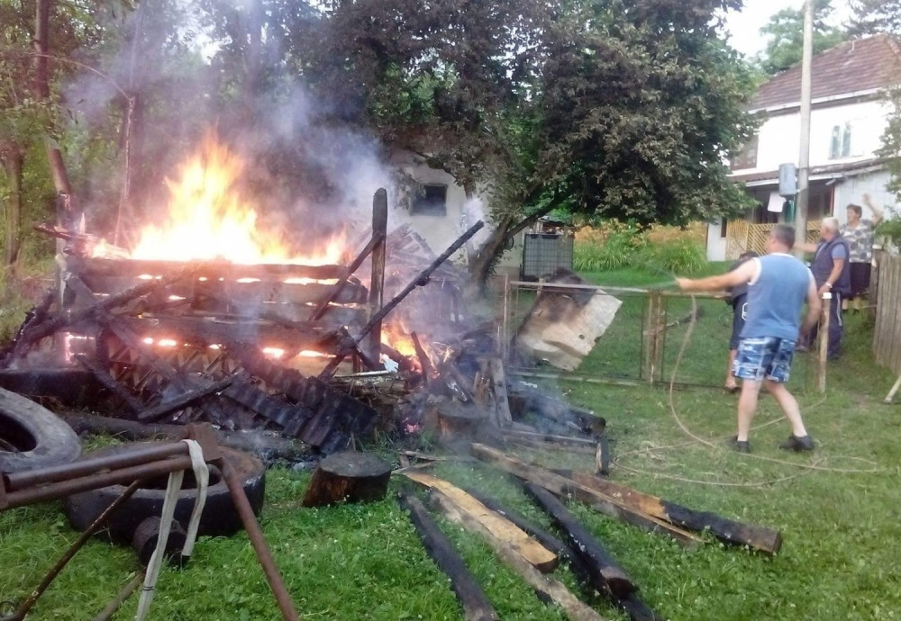 Grom spalio vikendicu do temelja