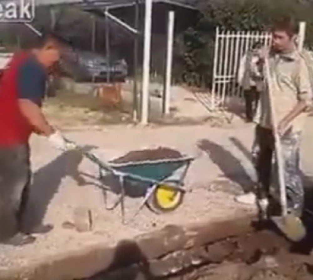 Da li su ovo najgluplji radnici svih vremena?! (VIDEO)