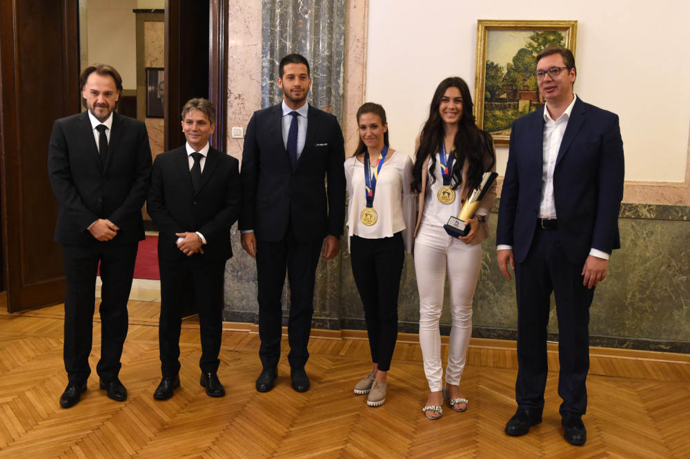 Zlatne tekvondistkinje kod Vučića