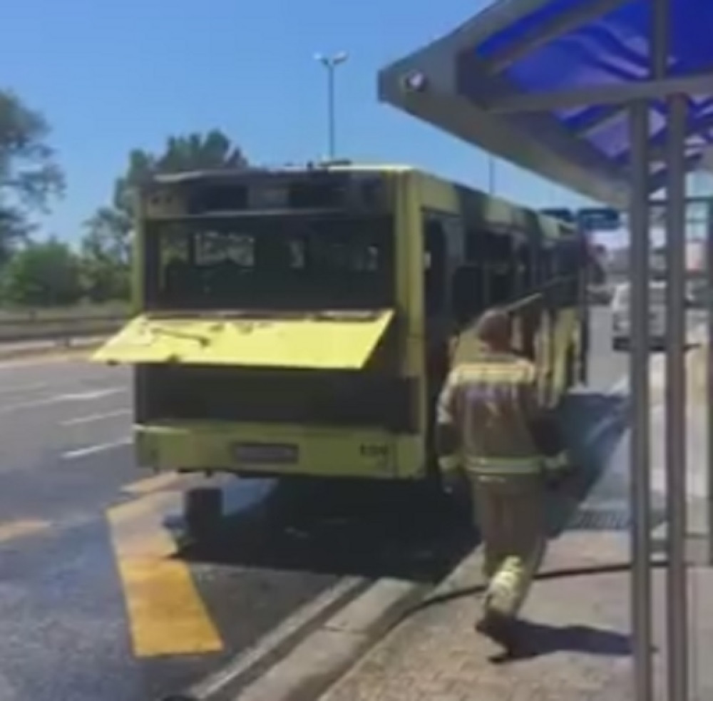 Zapalio se autobus sa oko 15 putnika