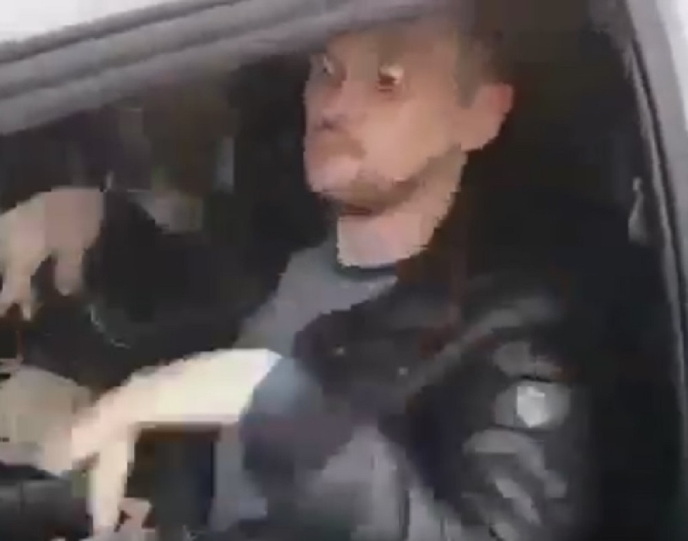 Policija zaustavila narkomana, pogledajte šta je on radio (VIDEO)