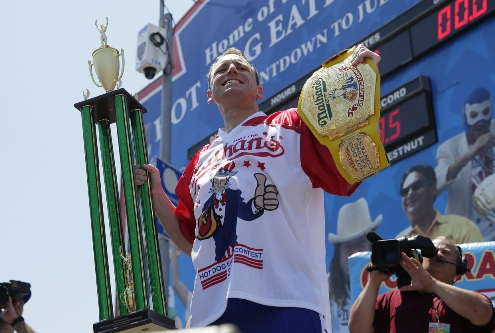 Džoi odbranio tron u jedenju hotdogova!