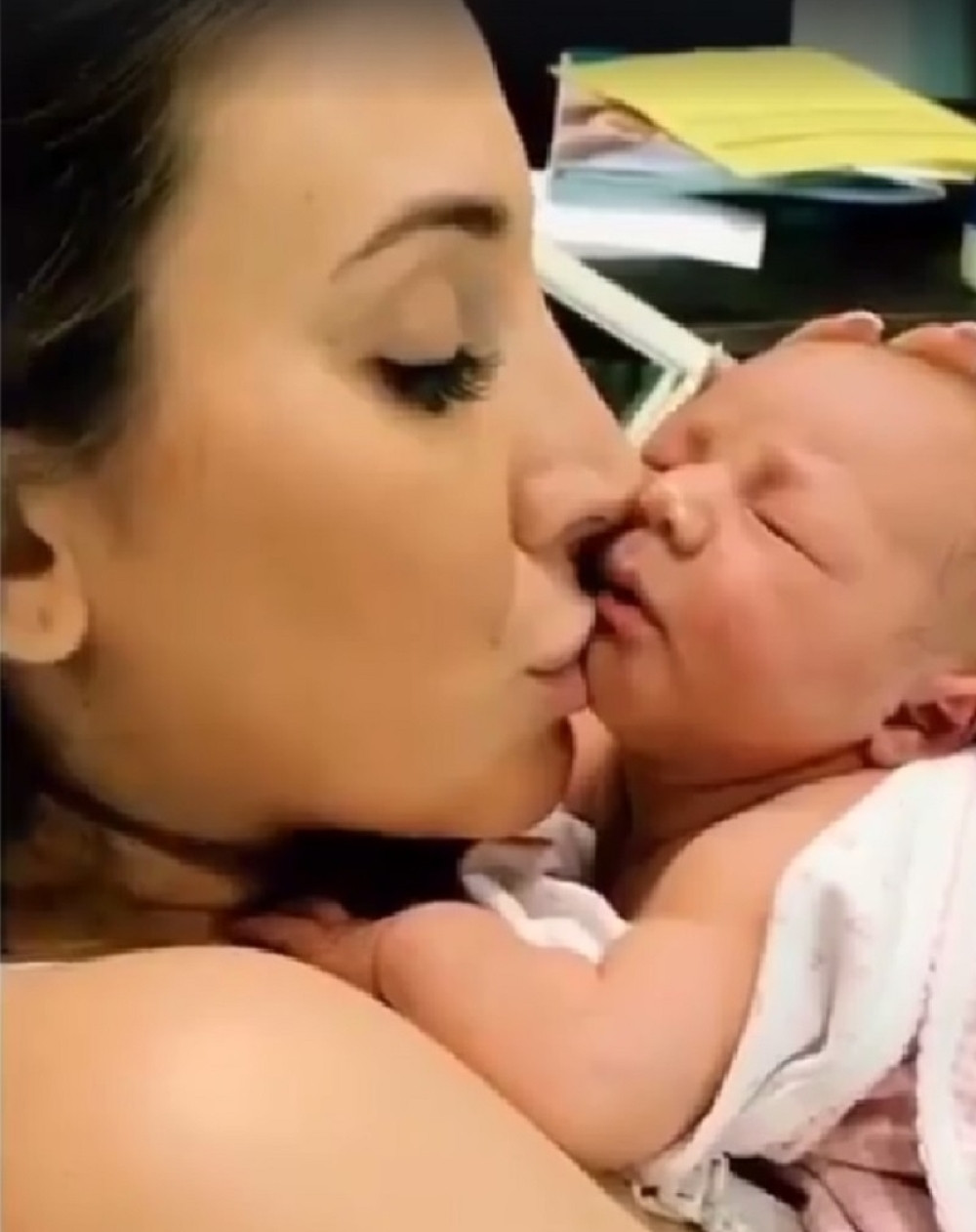 Tek rođena beba uživa u maminim poljupcima!