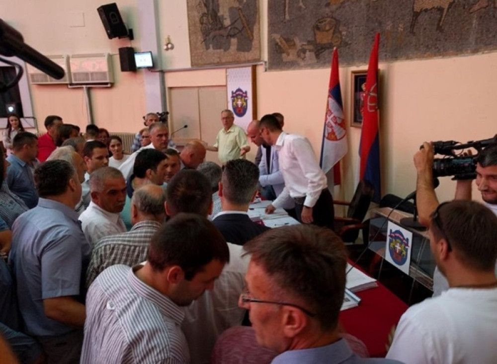 Tuča u Skupštini Čačka, nastao haos! (VIDEO)