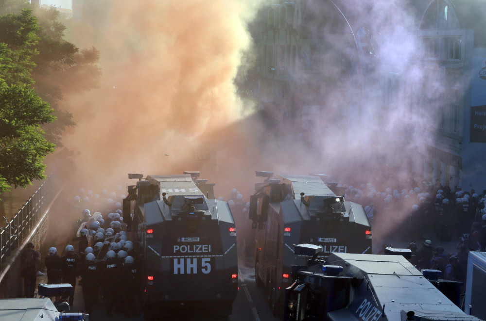 Melanija blokirana u hotelu, demonstranti divljaju