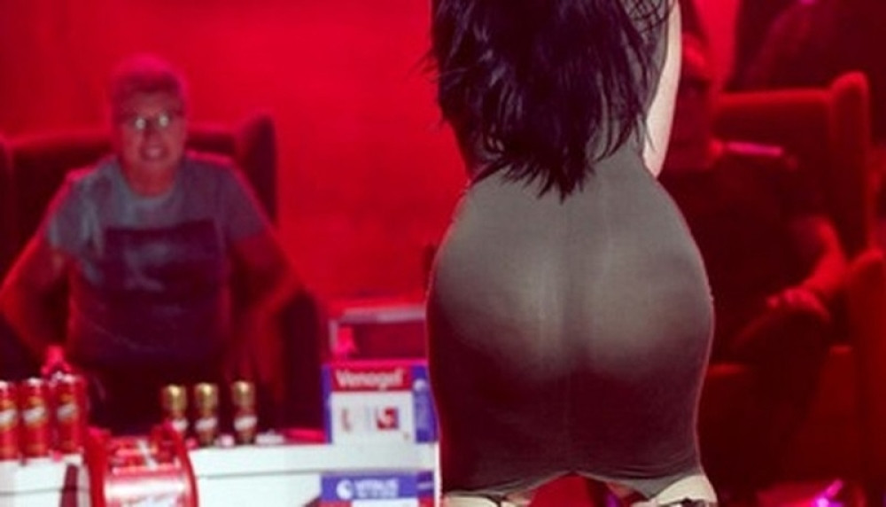 Mešala je guzom pred Popovićem, a sada opet provocira! (FOTO)