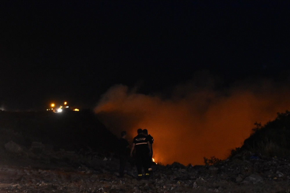 Požar na gradskoj deponiji kod Novog Sada (FOTO)