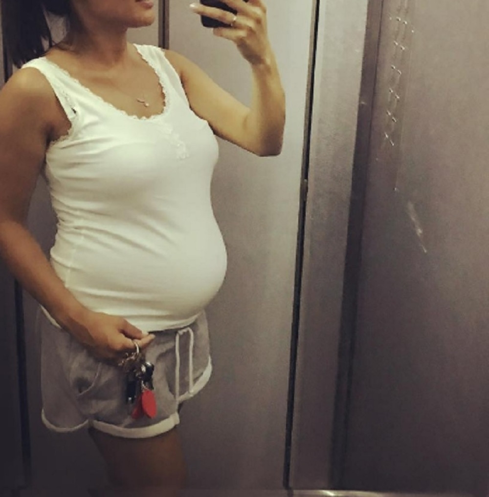 Pevačica prvi put pokazala stomak! (FOTO)