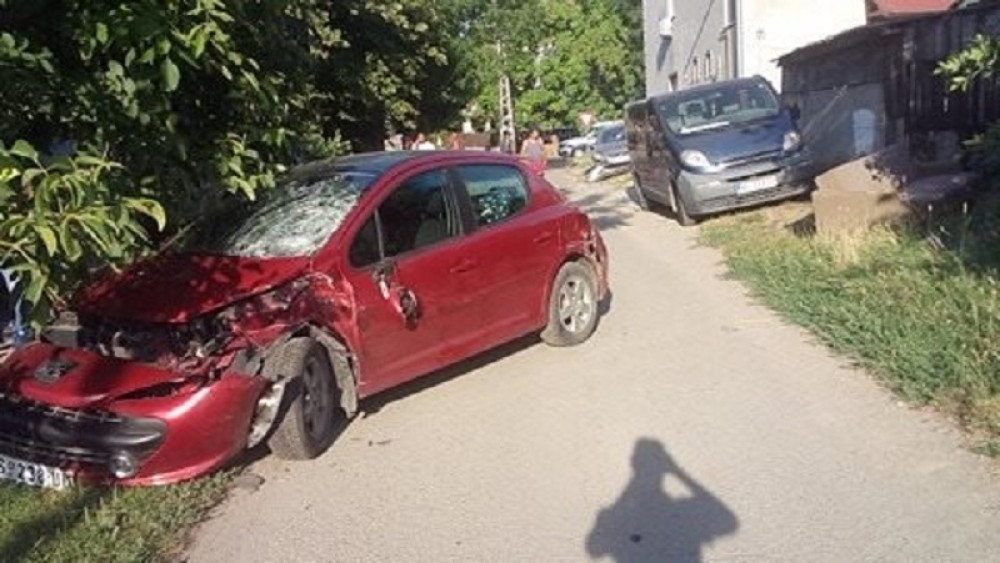 Udario devojku automobilom, prolaznici ga sprečili da pobegne!