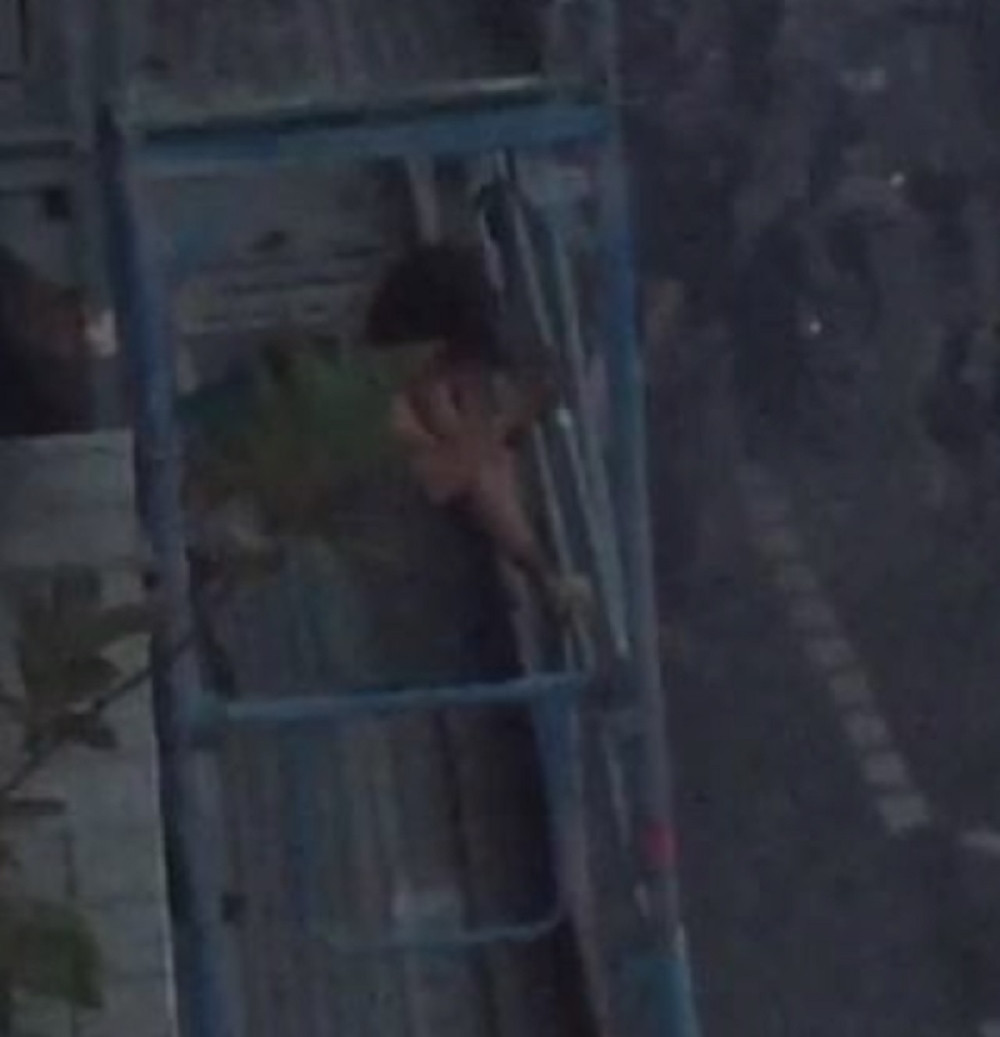 Gledala proteste sa terase, on joj prišao otpozadi, a onda - najluđi seks (VIDEO)