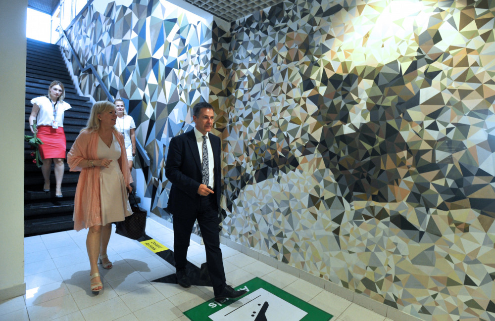 Na aerodromu otkriven mural inspirisan likom Nikole Tesle