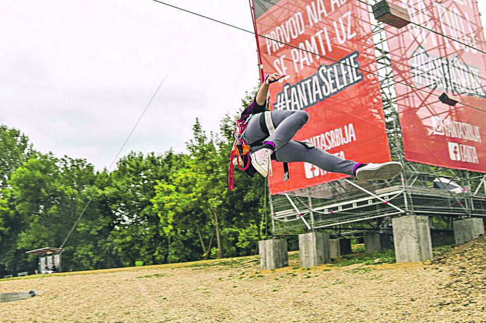 Zatvoren zip lajn na Adi