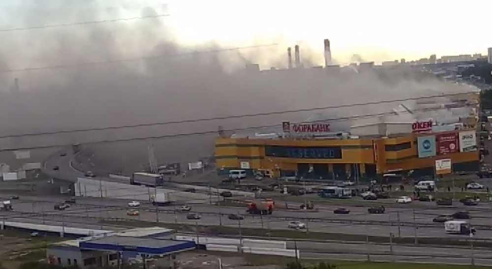 Veliki požar u tržnom centru (VIDEO)