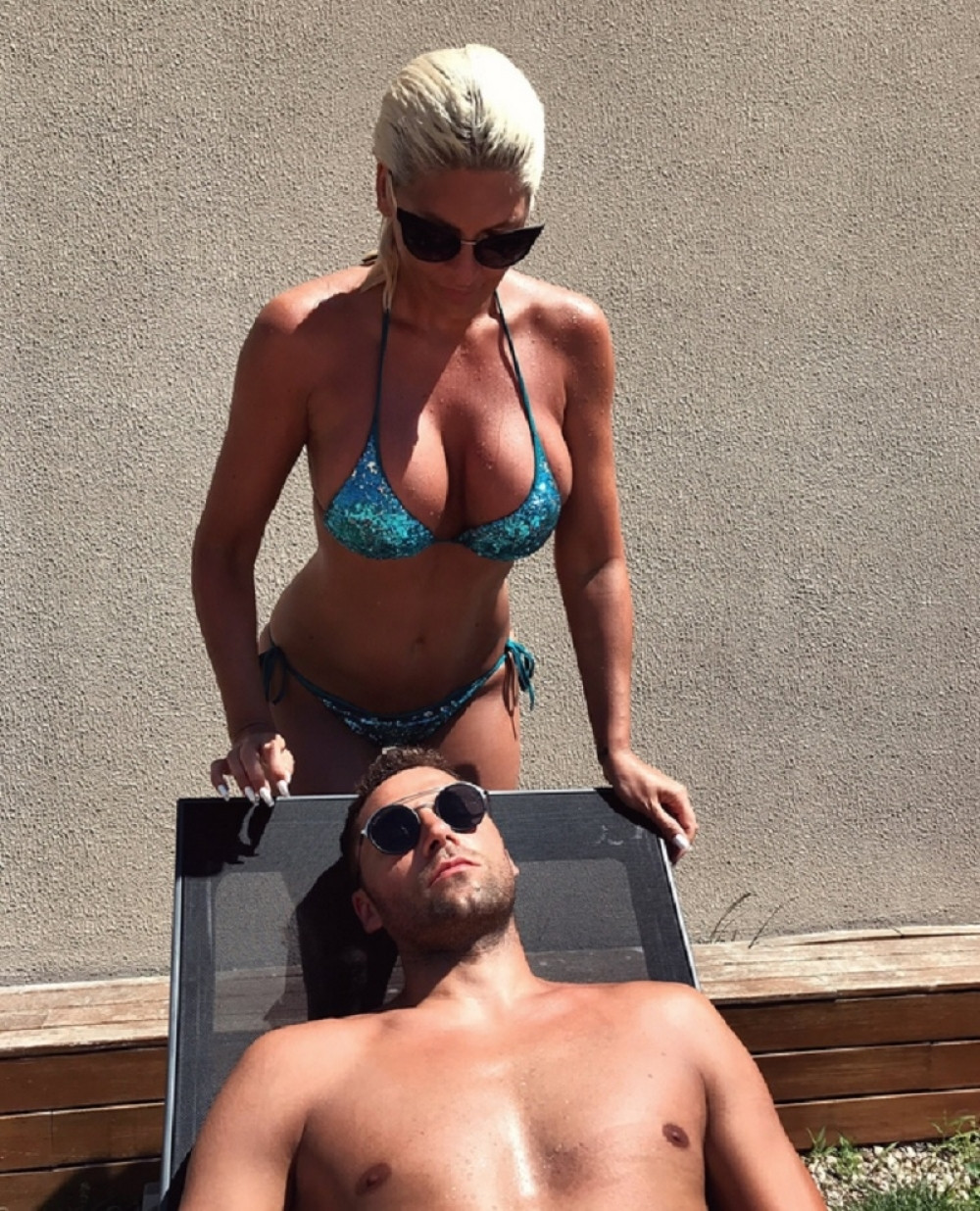 Pogledajte šta Karleuša radi Dušku dok svi gledaju! (FOTO)