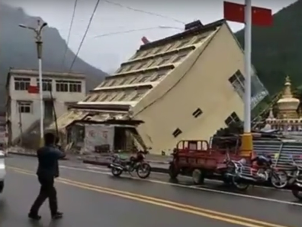 Zgrada upala u reku! (VIDEO)
