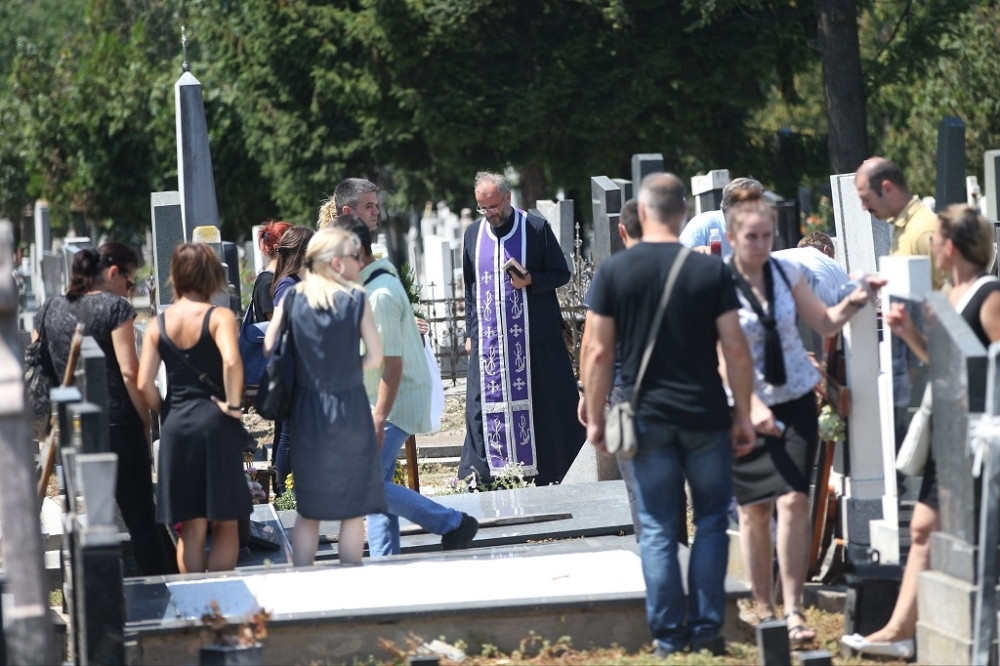 Olgu sahranili pored sina