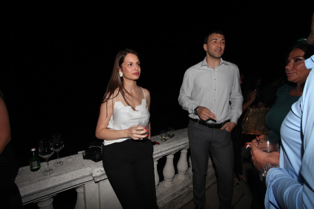 Vlada Mandić ovim postupkom šokirao prolaznike!