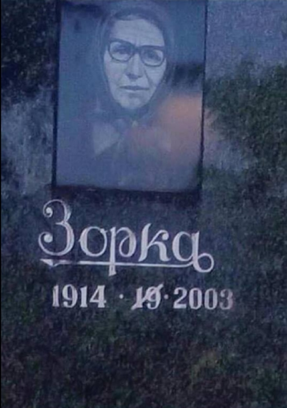 Njen nadgrobni spomenik je hit u Srbiji! (FOTO)