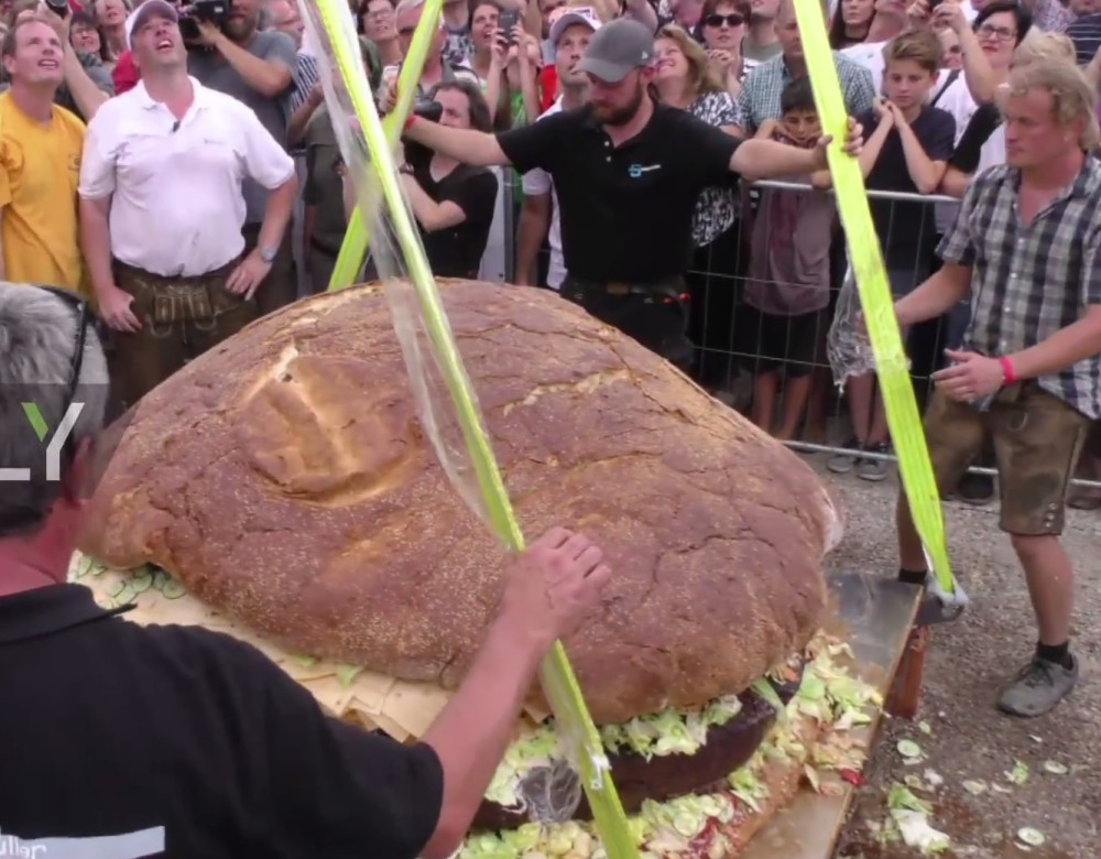 Napravili najveći hamburger na svetu!