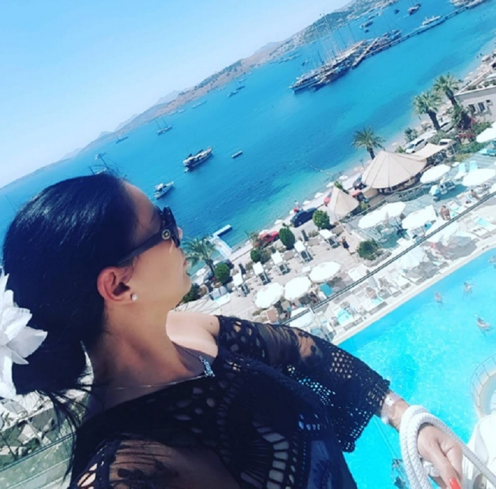 Pevačica htela da se pohvali pogledom, ali je nešto drugo upalo u kadar (FOTO)