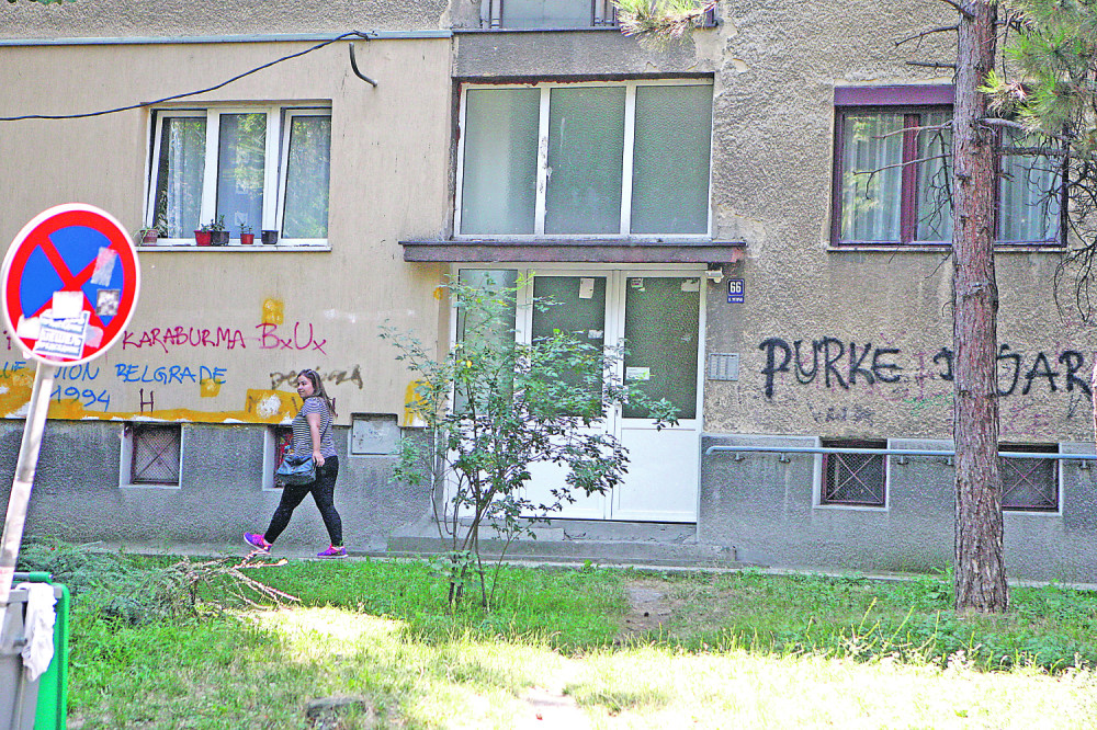 Starica obmotala kablove oko vrata