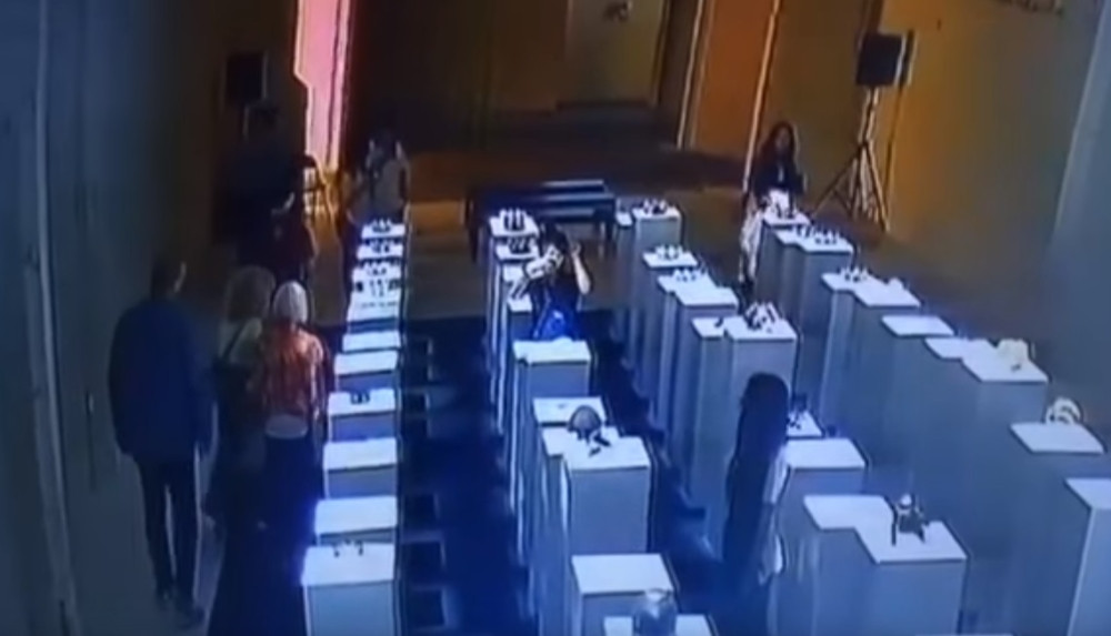 Zbog selfija uništila skulpture vredne 200.000 dolara (VIDEO)