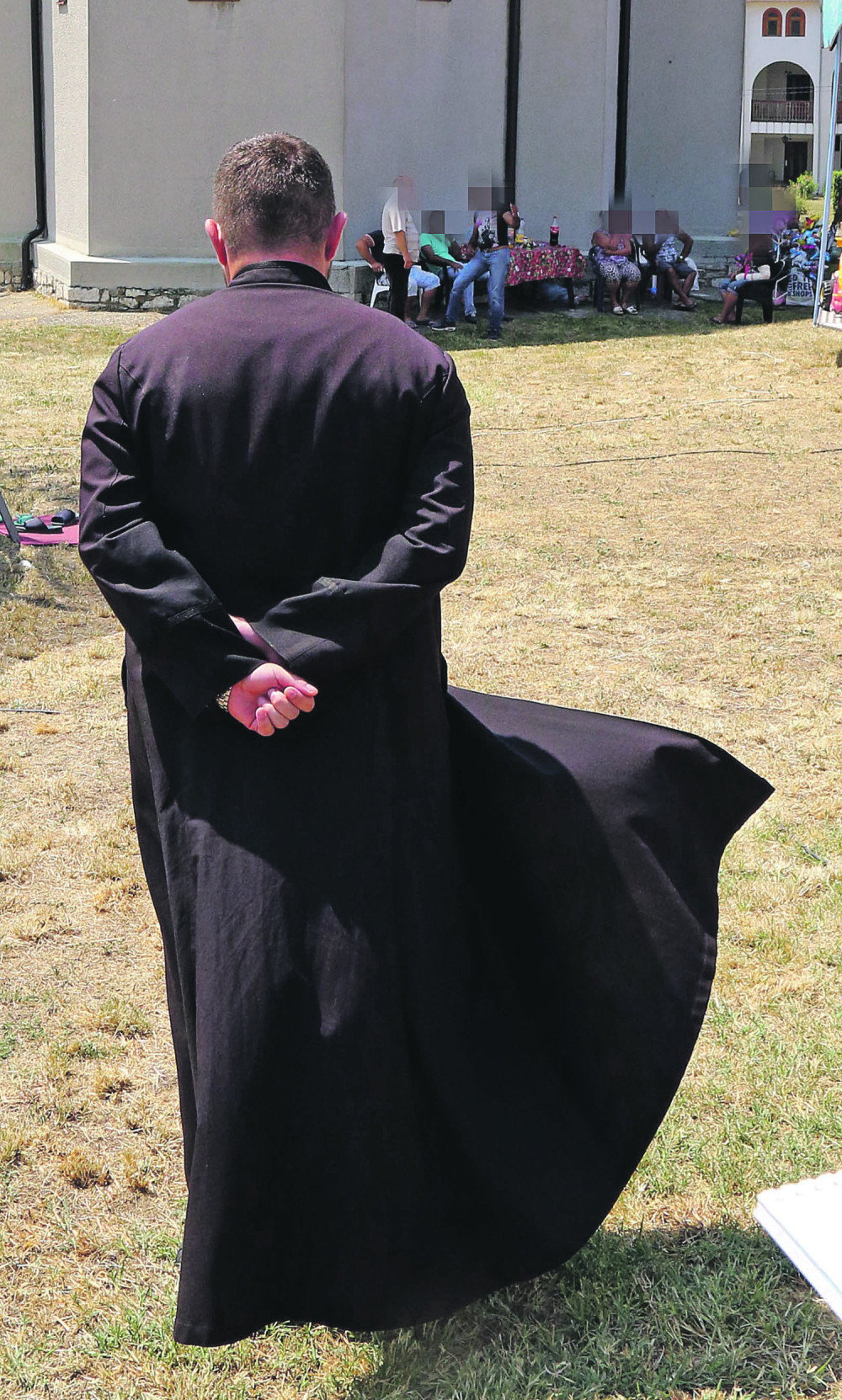 Monasima prete proterivanjem sa Kosova, policija ih tretira kao "strance"