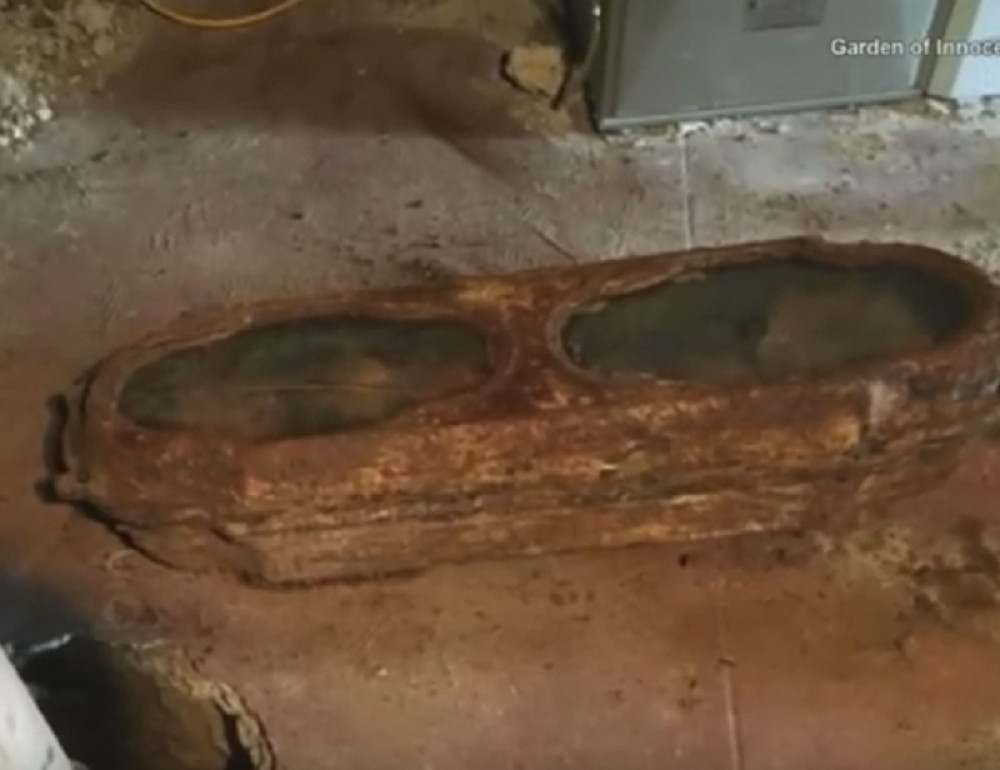 Ispod kuće našli mrtvački sanduk, povraćali kad su pogledali unutra (VIDEO)