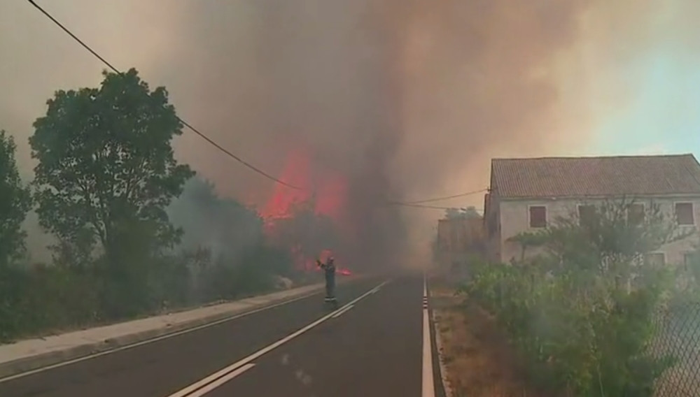 Veliki požar kod Šibenika preti da proguta kuće!